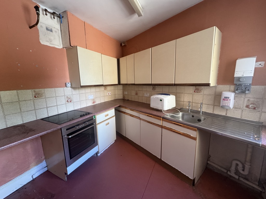 Lot: 80 - VERSATILE PROPERTY WITH POTENTIAL CLOSE TO TOWN CENTRE - Ground floor kitchen